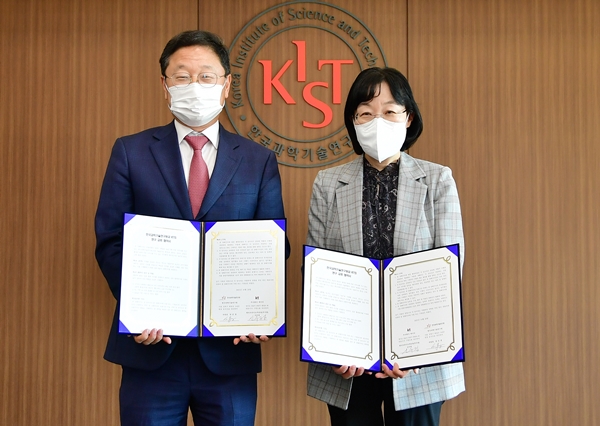 왼쪽부터 신수정 KT Enterprise 부문 부사장과 양은경 KIST 부원장이 협약서에 서명한 후 기념촬영을 하고 있다.