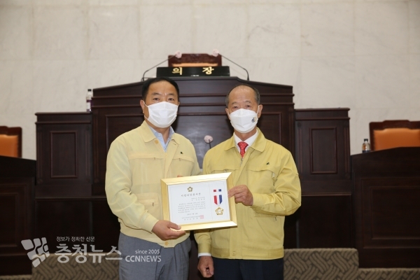 예산군의회 김봉현 의원이 '지방의정봉사상'을 수상, 이승구 의장이 대리 수상했다.