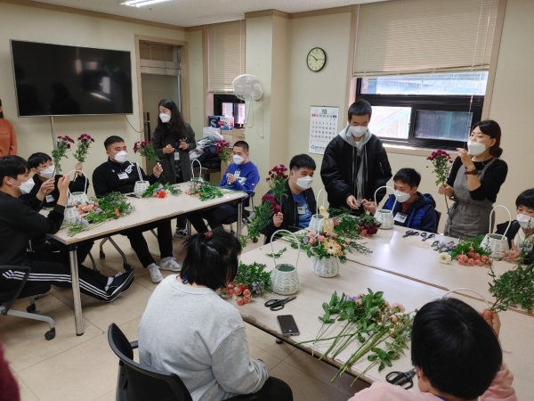 장애인재활시설 천안시 꽃밭에서 일일 직업체험(꽃꽂이) 하는 장면