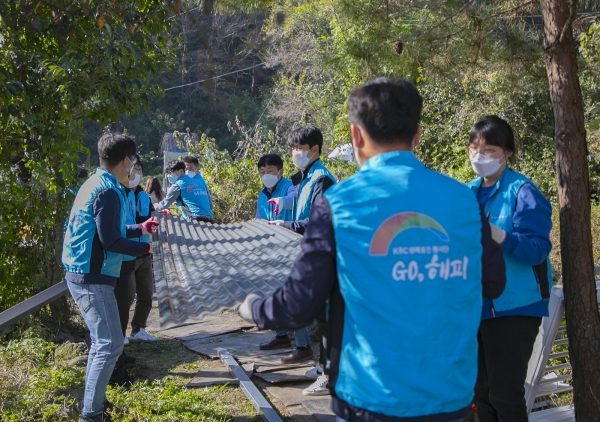 22일 나주시 남평읍 1인 취약가구에서 지붕 누수 보수작업과 벽지 교체 등 주거환경 개선을 위한 농촌 집고쳐주기 사회공헌 활동을 실시했다
