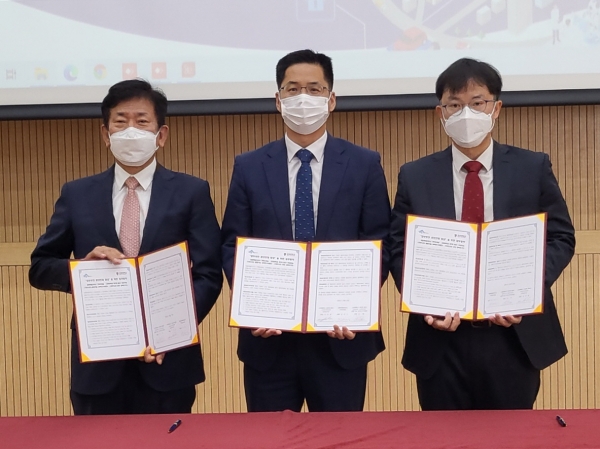 왼쪽부터 이동훈 연구단장, 김성기 세종시 기조실장, 김휘 사업단장