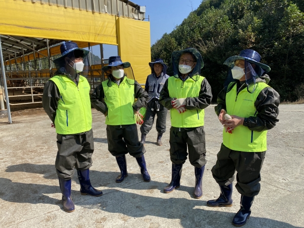 길정섭 충남세종농협본부장(왼쪽 세 번째)이 양환성 농협금산군지부장(왼쪽), 박천구 금산축협조합장(오른쪽), 강상묵 백제금산인삼농협조합장(왼쪽 두 번째)이 참석한 가운데 계통간 하나되기 실천을 위한 현장의견 청취