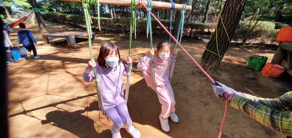 조치원신봉초 학생들이 숲 밧줄놀이 체험을 즐기고 있다.