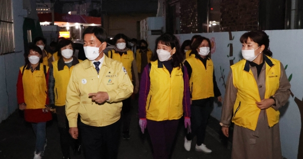 용전동 계족로 489번길 일원 등을 돌며 내년도 사업 추진을 위한 사전 점검 및 마을 모니터링 실시 모습