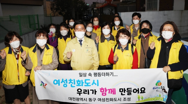 2022년 안심마을조성 사업 대상지인 용전동 계족로 489번길 일원 등을 돌며 내년도 사업 추진을 위한 사전 점검 및 마을 모니터링 실시 후 단체사진