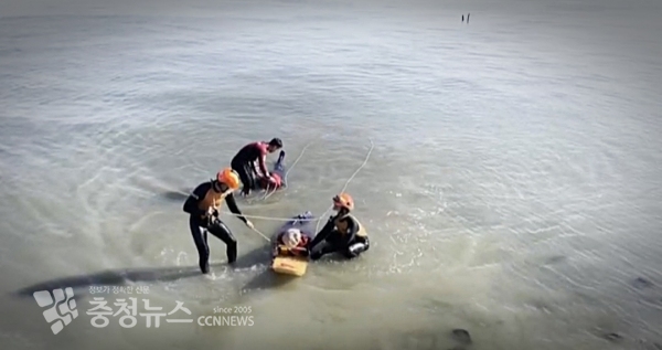 태안소방과 태안해경 구조대원들이 밀물에 갇힌 갯벌 고립자 2명을 뭍으로 구조해 내고 있다.