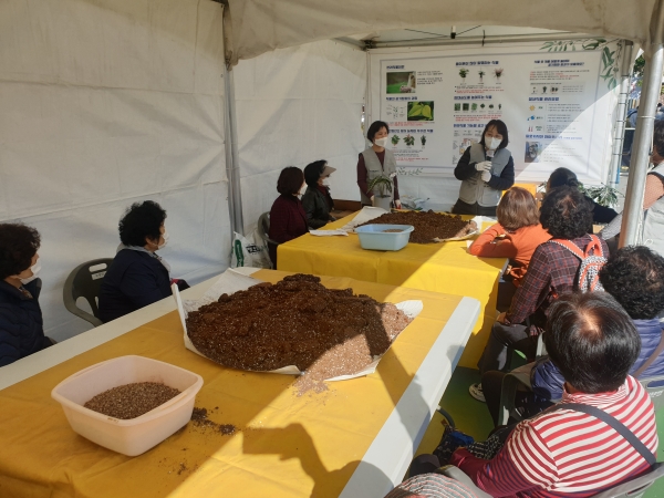 지난 23일 원성2동 꽃재공원에서 원성2동 주민을 대상으로 반려식물 케어데이 행사 진행