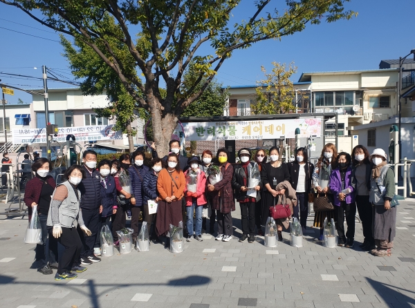 지난 23일 원성2동 꽃재공원에서 원성2동 주민을 대상으로 반려식물 케어데이 행사 진행