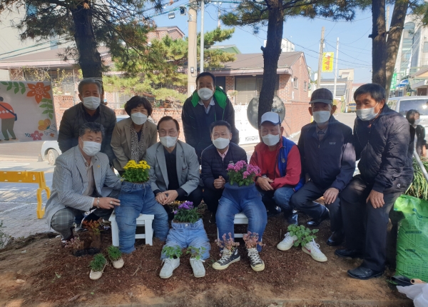 지난 23일 원성2동 꽃재공원에서 원성2동 주민을 대상으로 반려식물 케어데이 행사 진행