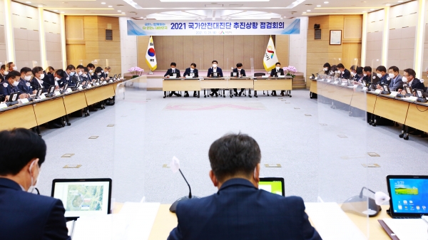 25일 시청 대회의실에서 열린 확대간부회의 모습