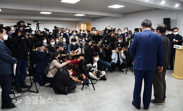 대전충청선거대책위원회 출범식 및 임명식에 수많은 인파가 몰려 인산인해를 이뤘다.