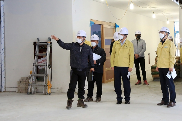 맹정호 서산시장이 26일 서산시육아종합지원센터 공사현장을 찾아 안점점검하는 모습
