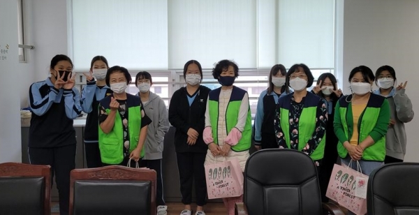 외삼배프 학생들이 학교 지킴이와 방역 지킴이, 청소원들에게 마음을 담은 선물을 전달했다.