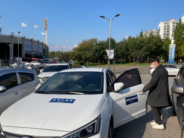 천안시 아동학대전담공무원이 현장조사를 나가기 위해 차량에 탑승하고 있다