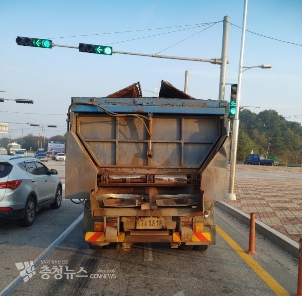 서산시가 축분·계분 관리시스템이 전무한 가운데 불법개조 수집·운반차량이 계분을 운반하고 있는 모습.(사진=김정식기자)