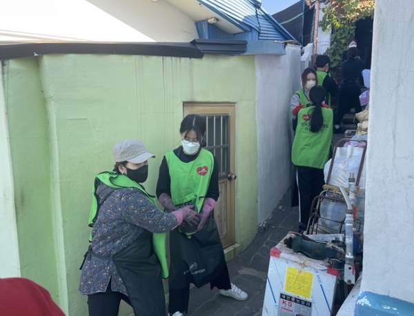 대전 청년 봉사단인 H- Wil과 함께 진행, 대전 동구 대동일대 총 6가구, 연탄 1,800장 전달