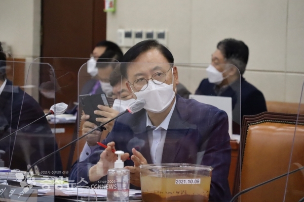 질의 하는 이명수 의원(국민의힘, 충남 아산시갑)