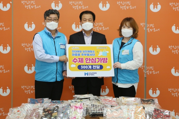 지난 26일 지역 장애인 위해 직접 만든 안심가방 300개를 당진시복지재단 통해 전달