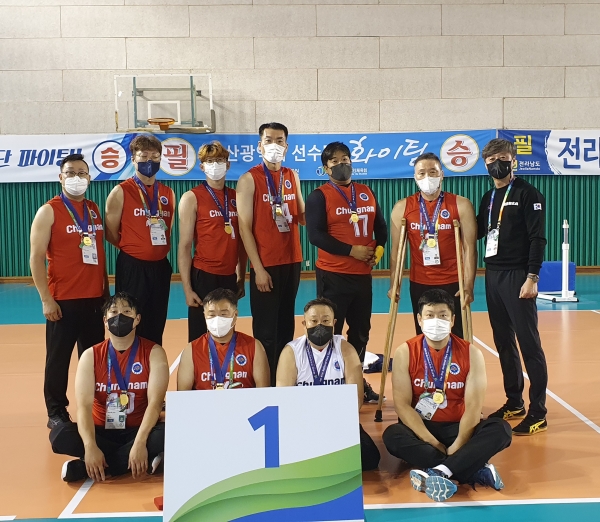천안시청 좌식배구단이 제41회 전국장애인체육대회에서도 우승을 거머쥐며 전국장애인체육대회 7연패를 달성해 기념사진