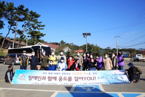 맹정호 서산시장이 27일 웅도리 데크길을 시민들과 걷는 모습