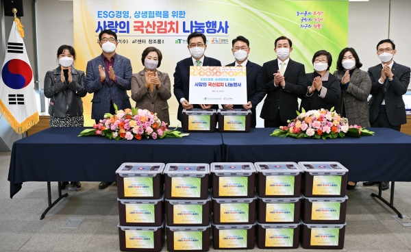 ‘사랑의 국산김치 나눔행사’ 기증행사 모습 * 한국농수산식품유통공사 김춘진 사장(좌측 네 번째), 배옥병 수급이사 (좌측 세 번째), (사)전국지역아동센터협의회 남세도 이사장(우측 다섯 번째)