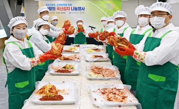 ‘사랑의 국산김치 나눔행사’ 김장봉사 모습 * 한국농수산식품유통공사 김춘진 사장(우측 첫 번째)