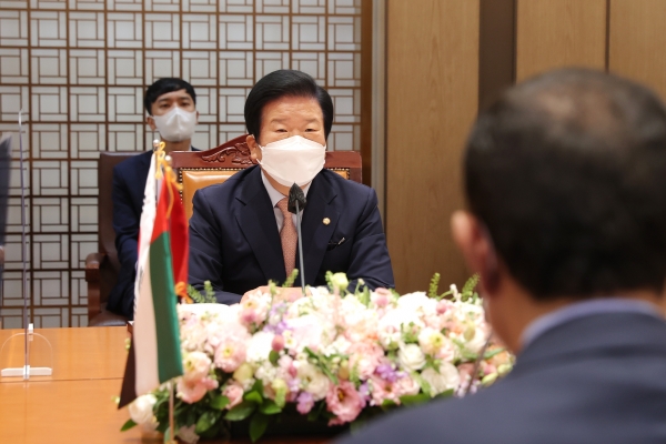 박병석 국회의장은 27일 국회접견실에서 사끄르 고바쉬 사이드 알 마리 UAE 연방 평의회 의장을 만났다.