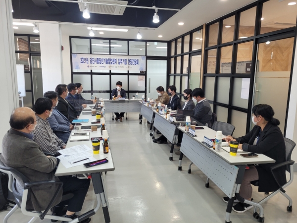 당진시중장년기술창업센터 입주기업 대표와 창업진흥원장 현장간담회 사진