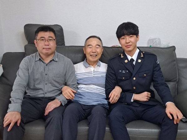 할아버지(박용수, 3사 4기)와 아버지(박경호, 3사 34기)에 이어 수민군(오른쪽)이 3사에 합격, 3대가 동문 탄생을 앞두게 됐다.
