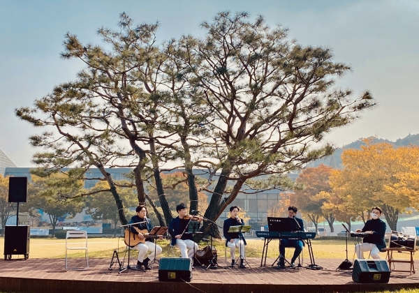 대학 구성원들이 ‘대학혁신지원사업 홍보설명회’의 일환으로 개최된 ‘음악이 흐르는 콘서트’를 통해 성악 앙상블 공연을 관람하고 있다.