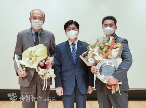 (왼쪽부터) 최윤묵(77) 서창산업 대표, 이춘희 시장, 김영우 세종도시교통공사 사원