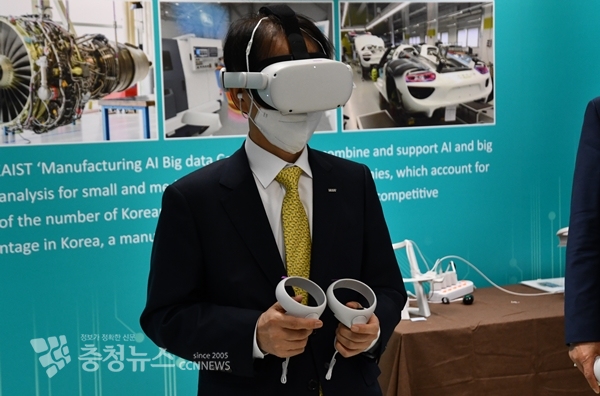 제조AI 메타버스 팩토리를 체험하는 KAIST 이광형 총장