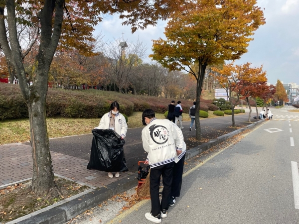 총학생회, 대면수업 확대 맞춰 교내 방역 봉사활동 모습