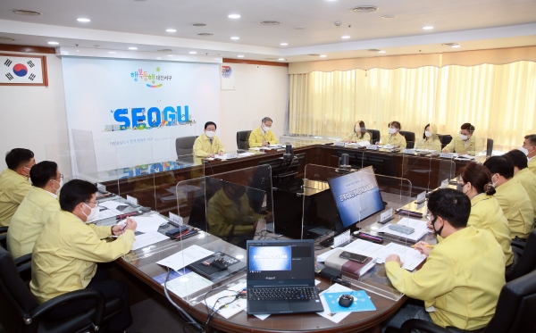 지난달 25일 장종태 서구청장이 단계적 일상회복 정책과제 발굴을 위한 구정전략회의를 주재하고 있다.