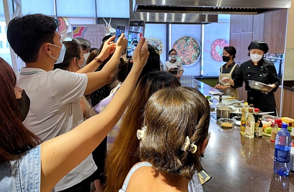 카자흐스탄 유명 외식업체 신메뉴 개발 시연 모습