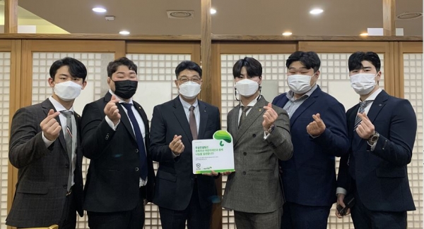 좌측부터 무궁컨설팅 정성호 지점장, 김명무 지점장, 초록우산 어린이재단 최승인 본부장, 송창호 대표, 한재범 지점장, 송현호 지점장