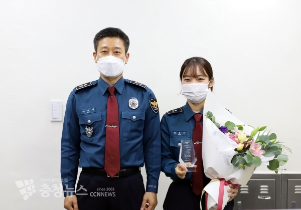 노승일 충남경찰청장이 불당지구대 한은지 순경에게 기념패를 전달했다.