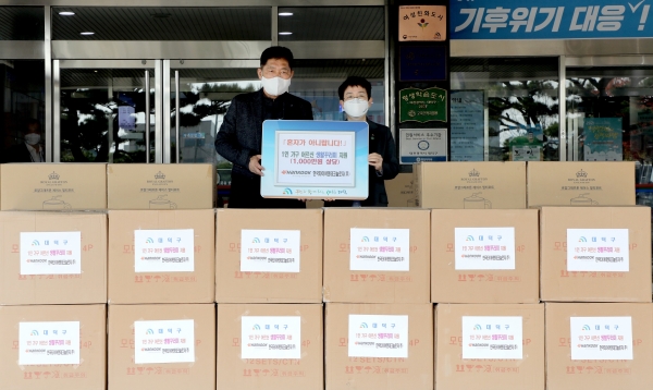 한국타이어, 대덕구에 생활용품 꾸러미 전달3일 오전 대덕구청에서 생활용품 꾸러미를 전달하고 기념 찰영을 하고 있다.(좌로부터) 첫번째 김선우 한국타이어 문화담당 상무, 두번째 박정현 대덕구청장