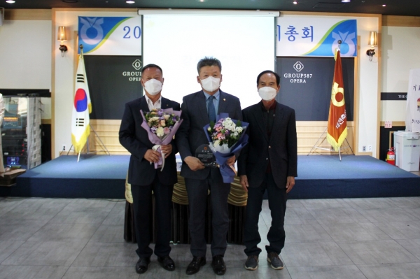 김동수 의원 대전축산업협동조합 신창수 조합장으로부터 감사패를 전달 받아