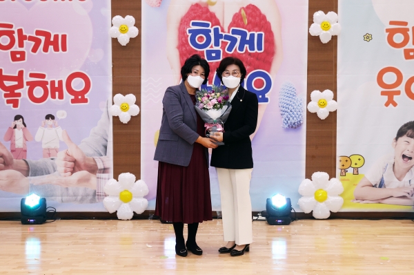 ‘2021 유성구 보육인 한마음대회’(10월 29일)가 열린 대전광역시 육아종합지원센터 대강당에서 대전광역시 어린이집연합회 유성구지회로부터 감사패 받아