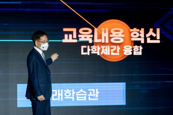 이성기 총장이 개교30주년 기념식에서 한국기술교육대의 미래 비전에 대해 발표하고 있다.