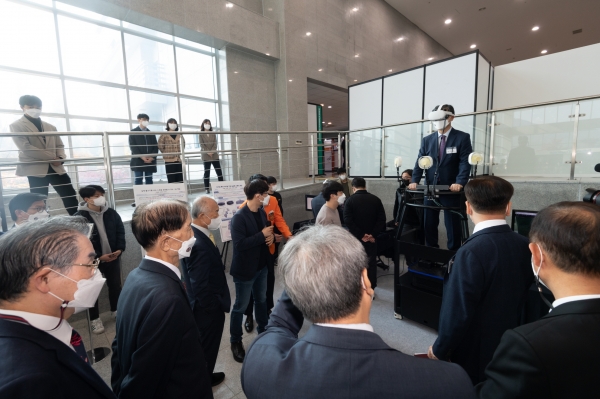 이성기 총장을 비롯한 내외빈이 미래기술연구작품의 하나인 “호버보드를 이용한 한국기술교육대 가상탐험”을 시연을 관람하고 있다. 해당 작품은 가상환경에서 시각, 모션, 햅틱 피드백을 전달받아 마치 현실세계에서 호버보드를 타고 캠퍼스 내를 탐험하는 것과 같은 체험을 할 수 있다