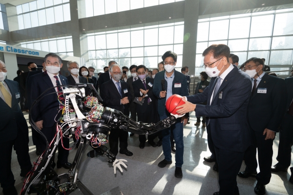이성기 총장을 비롯한 내외빈이 미래기술연구작품의 하나인 '인터렉션 로봇 LIMS2'의 시연을 관람하고 있다. 해당 로봇은 사람과 같은 자유도와 비슷한 크기를 가지며 안전하면서 빠르게 상호작용할수 있는 케이블 구동 방식의 협동 로봇으로 사람이 던지는 물건을 받는 등 사람과 상호작용이 가능하다.