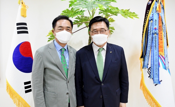 간담회 현장 사진 * 한국농수산식품유통공사 김춘진 사장(우측), 정장선 평택시장(좌측)