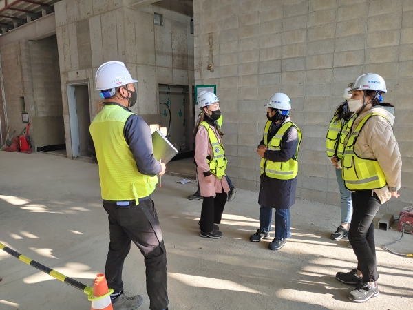 국가철도공단 강원본부가 위촉한 가족안전지키미들이 3일 영주역 건설현장을 점검 하고있다