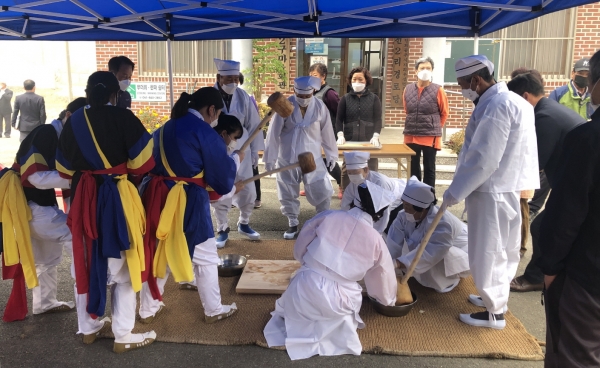 인절미 본고장 공주시 목천리 ‘떡메치기 축제’ 행사 모습