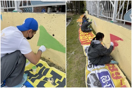 한남대 경찰학과, 미술교육학과 학생들 자양초 벽화도색 봉사활동 모습