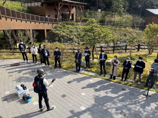 한국산림복지진흥원 직원이 3일 전남 나주시 금성산길 국립나주숲체원 일대에서 산림복지 프로그램 현장 시연을 진행하고 있다