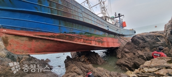 태안해경 구조대원이 촤조 어선 A호의 선저 파공 개소 확인 등 구난조치를 진행하고 있다.