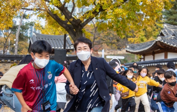 박정현 대덕구청장이 어린이들과 함께 ‘오징어 게임’ 속 놀이를 체험하고 있다